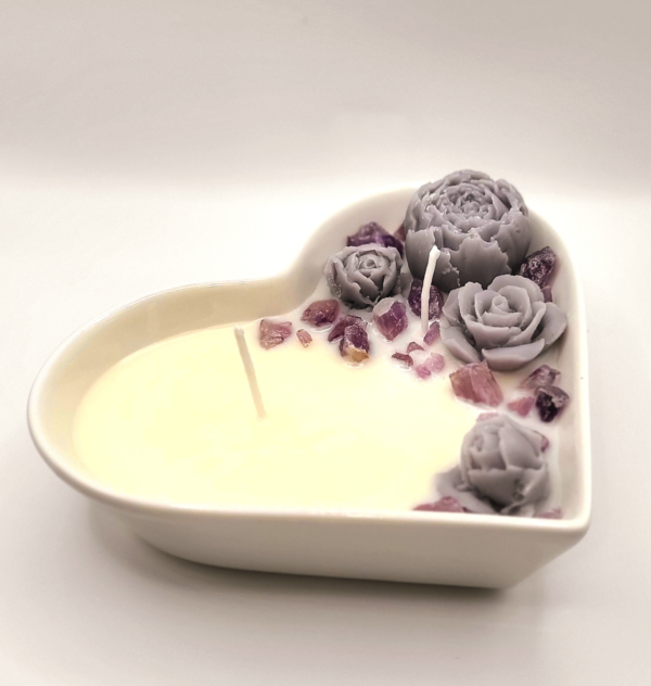 Heart-shaped Coco Soy Wax Candle with purple flowers and Amethyst crystals, offering a calming, natural fragrance. Perfect for relaxation, home decor, and gifting